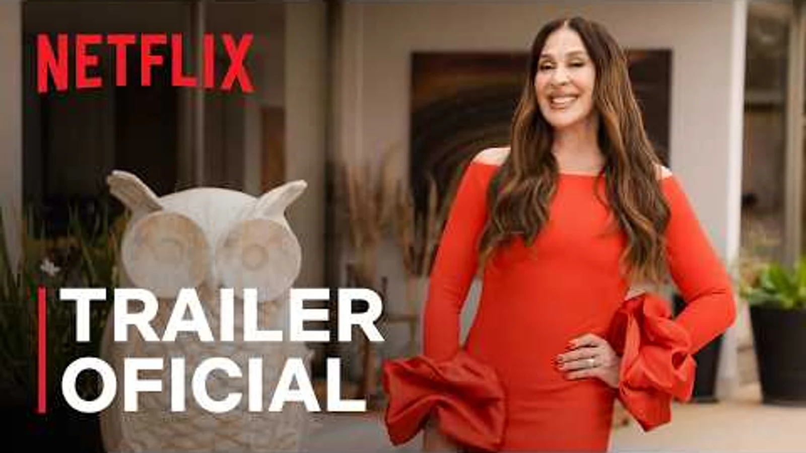 Claudia Raia in a red dress in Netflix's official Mom Knows Best trailer thumbnail.