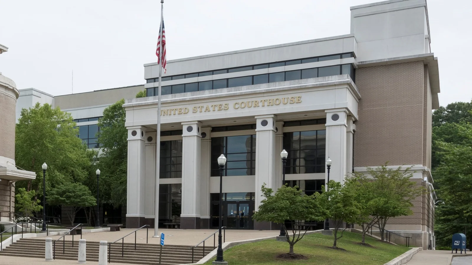 Front entrance and steps of the United States courthouse in London, Kentucky.